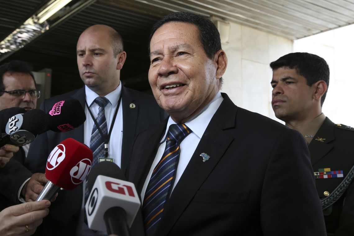 O Presidente em exercício Hamilton Mourão fala à imprensa