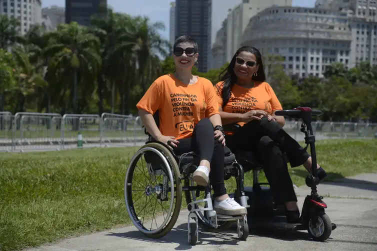  As cadeirantes Helen Vincler, vítima de violência doméstica, e Lú Rufino, ativista das pessoas com deficiência, participam da Caminhada pelo Fim da Violência contra as Mulheres, no Aterro do Flamengo. 