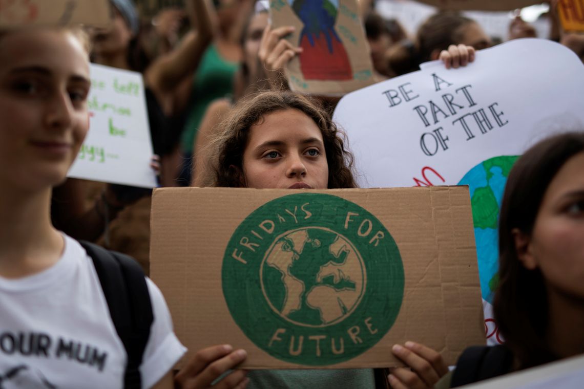 Um estudante grego tem um cartaz durante um comÃcio da Greve Global pelo Clima do movimento sextas-feiras para o futuro em Atenas, Grécia, em 20 de setembro de 2019. REUTERS / Alkis Konstantinidis