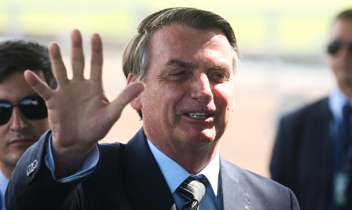 O presidente Jair Bolsonaro conversa com turistas no Palácio da Alvorada. O presidente Jair Bolsonaro conversa com turistas no Palácio da Alvorada.