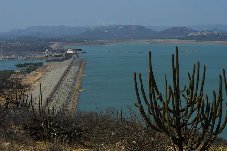 Sobradinho - A Usina Hidrelétrica de Sobradinho tem capacidade total de 1050 megawatts, mas com a falta de água só tem sido possÃvel gerar cerca de 160 megawatts (Marcello Casal Jr/Agência Brasil)
