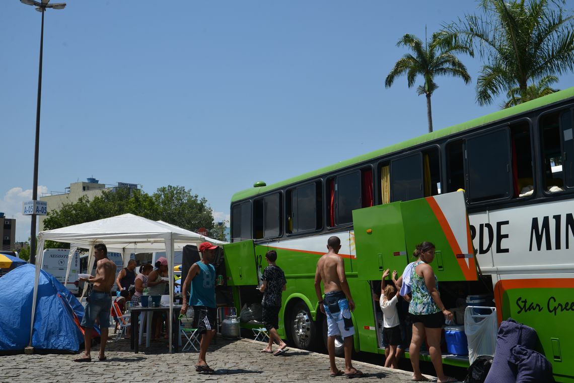 Rovena Rosa/Agência Brasil Aparecida (SP) - Devotos de Nossa Senhora Aparecida comparecem ao Santuário Nacional no dia da Padroeira do Brasil. O estacionamento da basílica, com capacidade para 3 mil carros e 2 mil ônibus, lotou (Rovena Rosa/Agência Brasil)