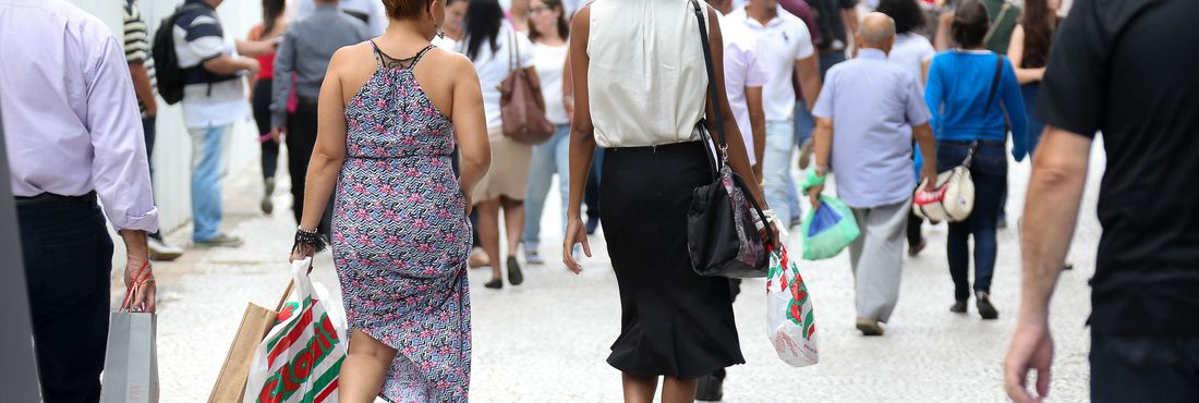 Fluxo de pessoas na rua Fluxo de pessoas na rua