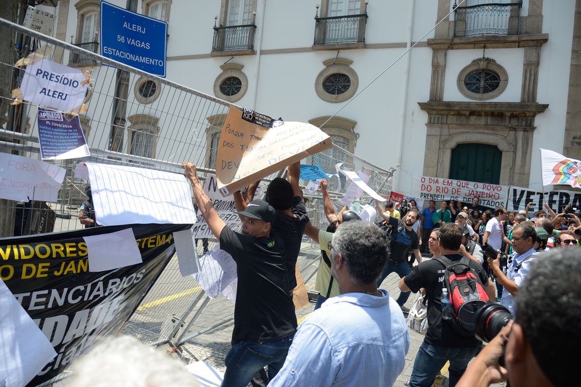 Tânia Rêgo/Agência Brasil Rio de Janeiro - Servidores protestam contra o pacote de cortes do governo do estado em frente ao prédio da Alerj (Tânia Rêgo/Agência Brasil)