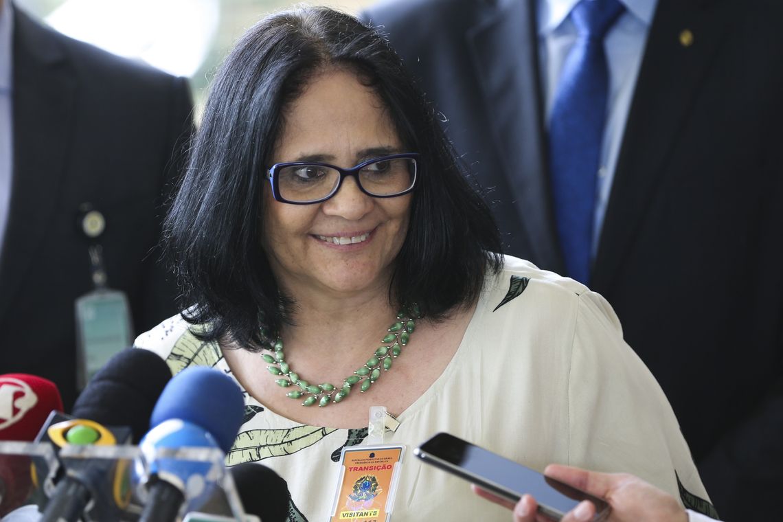 Valter Campanato/Agência Brasil Futura ministra da Mulher, Família e Direitos Humanos, Damares Alves, fala à imprensa no CCBB. Ela também ficará responsável pela Funai.