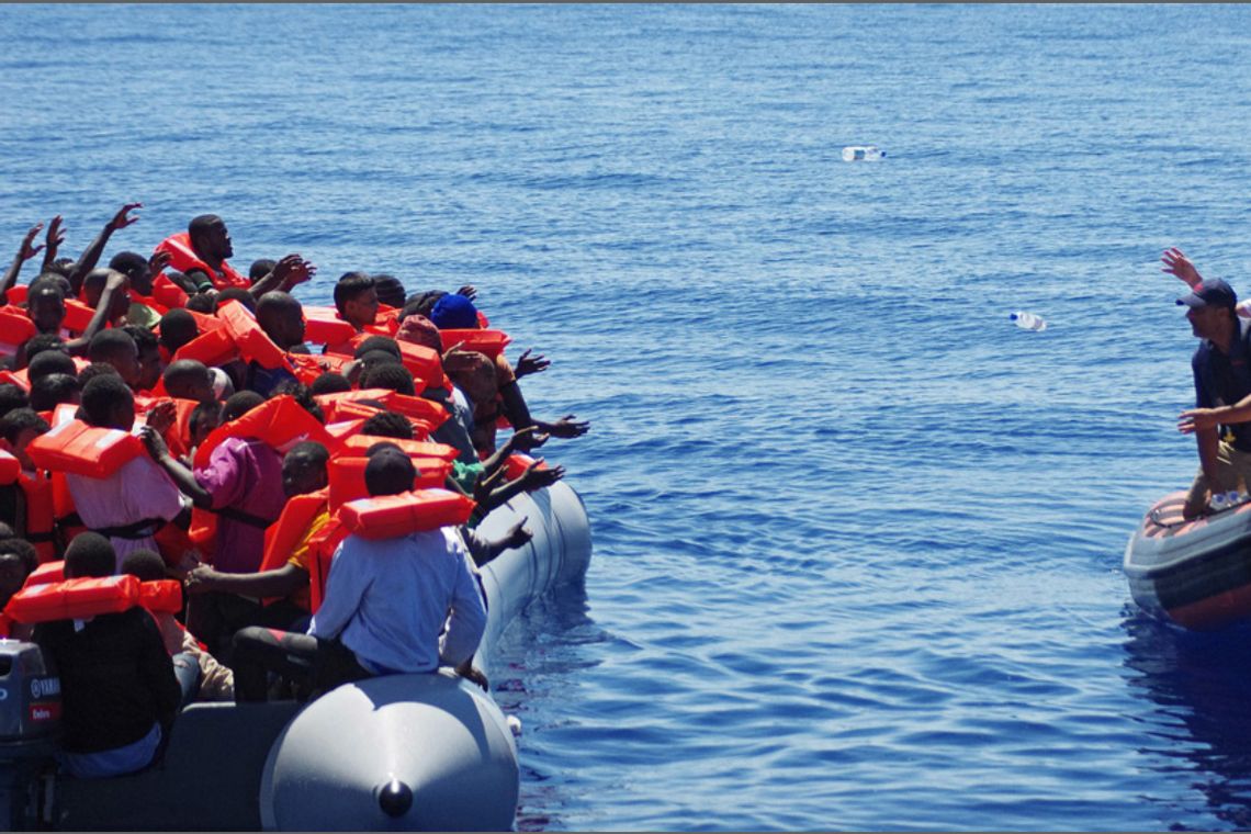 Guarda costeira italiana resgata imigrantes no Mediterrâneo