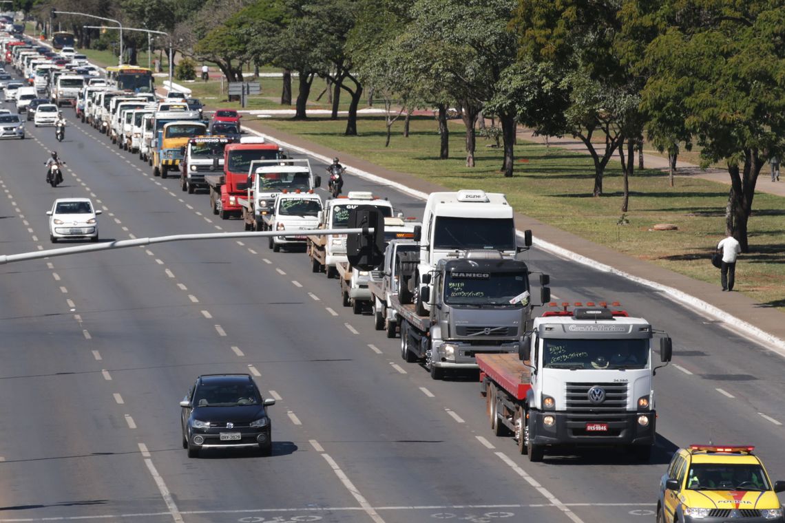 Caminhoneiros fazem protesto contra a alta no preço dos combustíveis na Esplanada dos Ministérios/Antonio Cruz/Agência Brasil Caminhoneiros fazem protesto contra a alta no preço dos combustíveis na Esplanada dos Ministérios