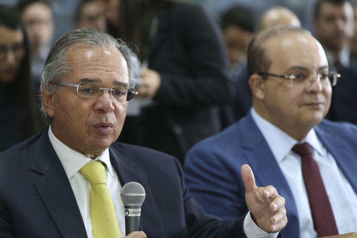 José Cruz/Agência Brasil O ministro da Economia, Paulo Guedes e o governador do DF, Ibaneis Rochal participam da reunião extraordinária no Fórum de Governadores.