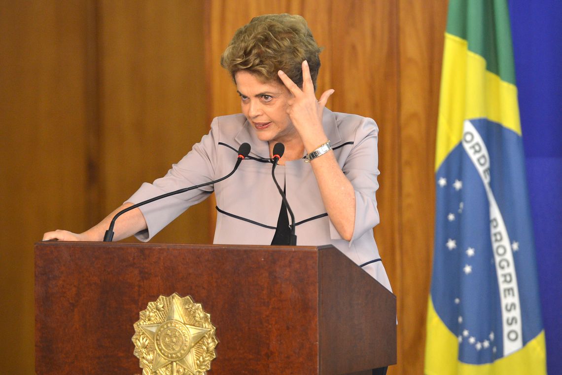 Antonio Cruz/Agência Brasil Brasília - A presidenta Dilma Rousseff, durante cerimônia no Palácio do Planalto, recebe apoio de intelectuais e artistas contra o processo de impeachment (Antonio Cruz/Agência Brasil)