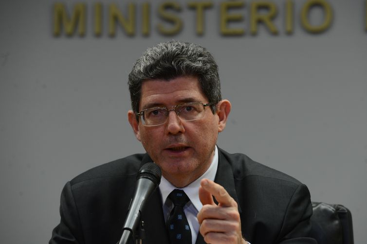 O ministro da Fazenda, Joaquim Levy, comenta a perda do grau de investimento pelo Brasil, de acordo com avaliaÃ§Ã£o da Standard and Poorâ??s, em coletiva no ministÃ©rio (Fabio Rodrigues Pozzebom/AgÃªncia Brasil)