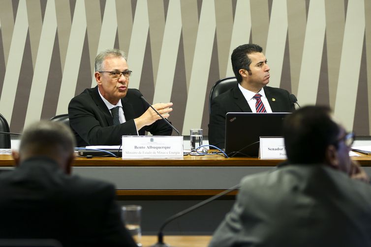 O ministro de Minas e Energia, Bento Albuquerque, e o senador Marcos Rogério durante audiência pública na Comissão de Serviços de Infraestrutura do Senado.