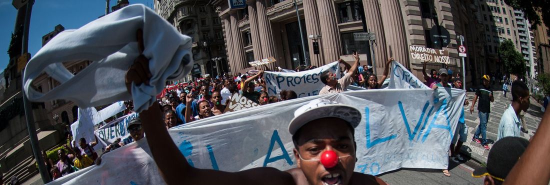 Sem-teto reivindicam, no centro de São Paulo, moradia digna São Paulo - Cerca de 100 pessoas reivindicam moradia digna, em protesto em frente ao prédio da Companhia de Desenvolvimento Habitacional e Urbano