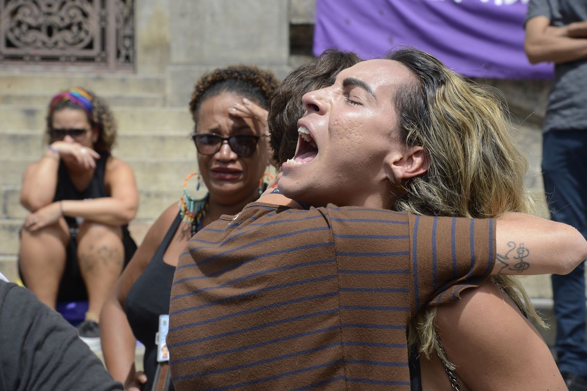 Tânia Rêgo/Agência Brasil Rio de Janeiro - Milhares de pessoas participam de ato em memória do motorista Anderson Pedro Gomes e da vereadora Marielle Franco, em frente à Câmara dos Vereadores (Tânia Rêgo/Agência Brasil)
