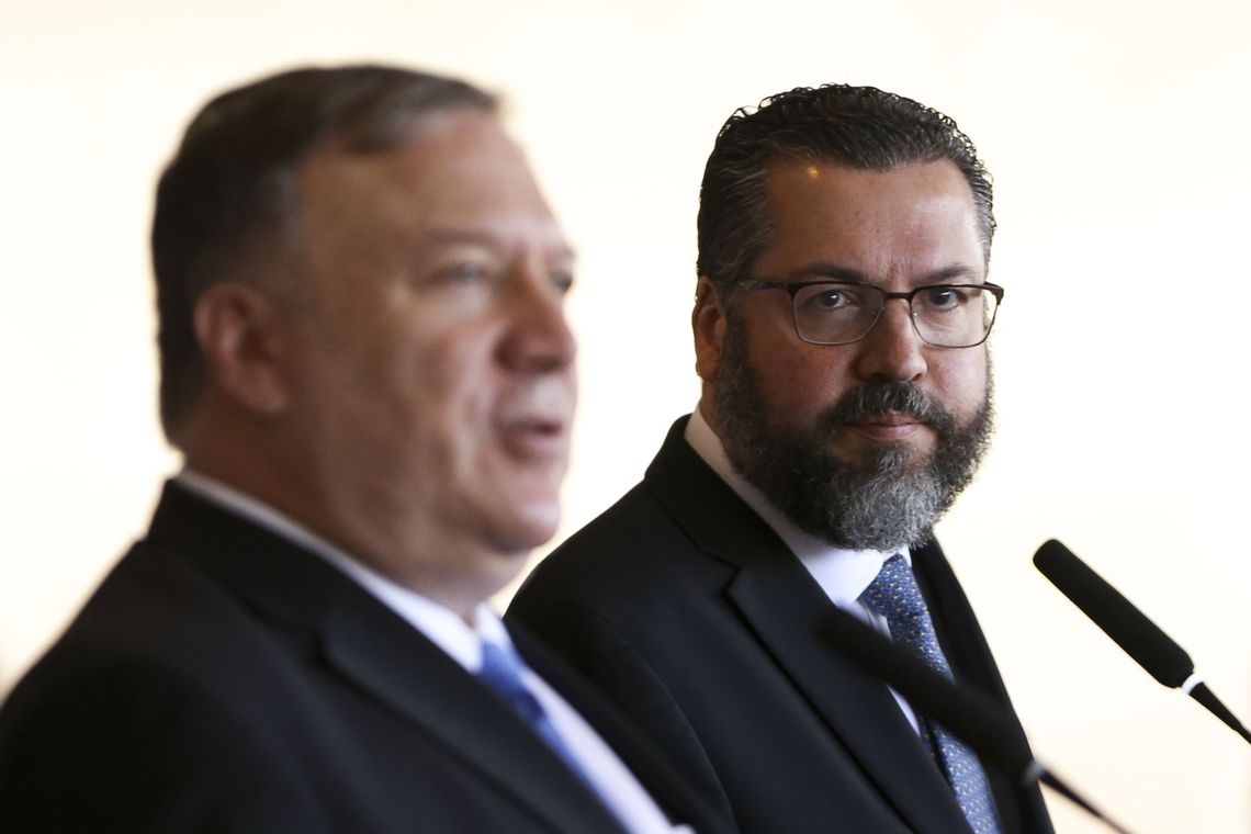 Marcelo Camargo/Agência Brasil O novo chanceler brasileiro, Ernesto Araújo, e o secretário de Estado dos Estados Unidos, Mike Pompeo, durante entrevista coletiva no Palácio do Itamaraty.