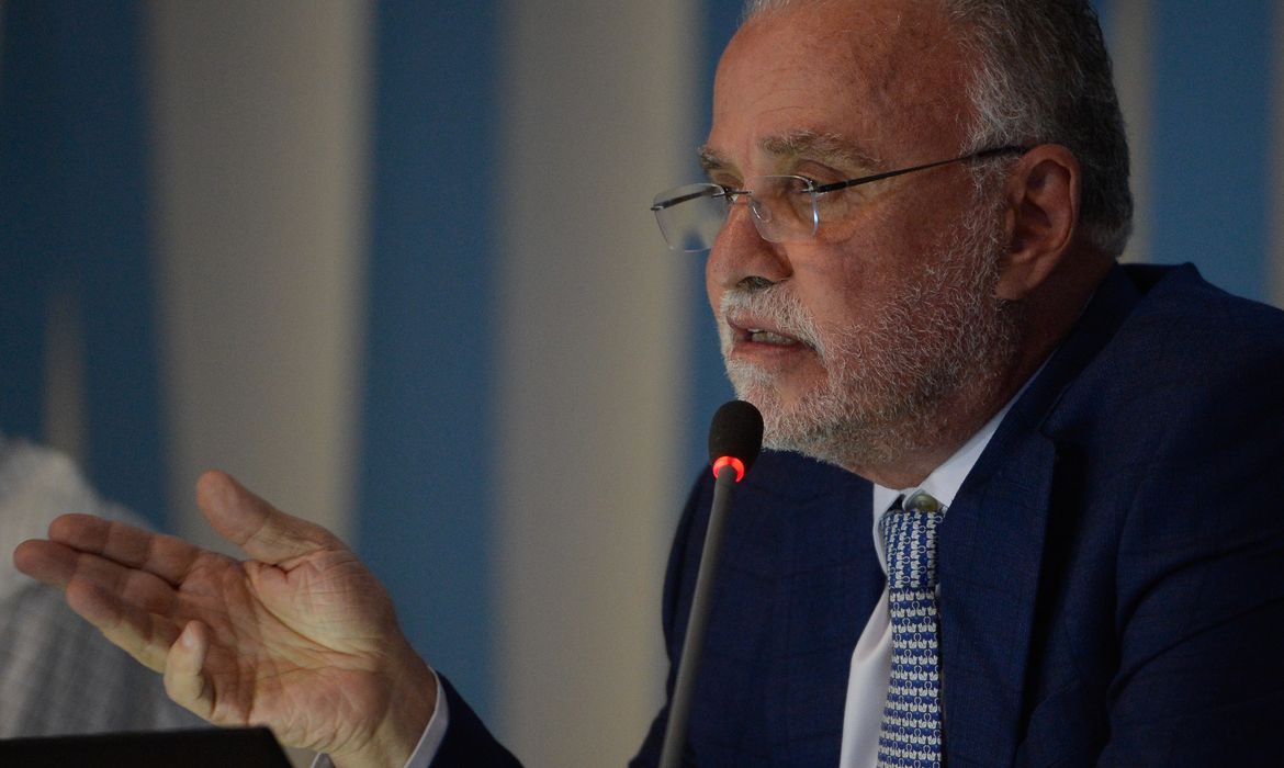 O diretor-presidente da Cedae, Helio Cabral, durante coletiva de imprensa