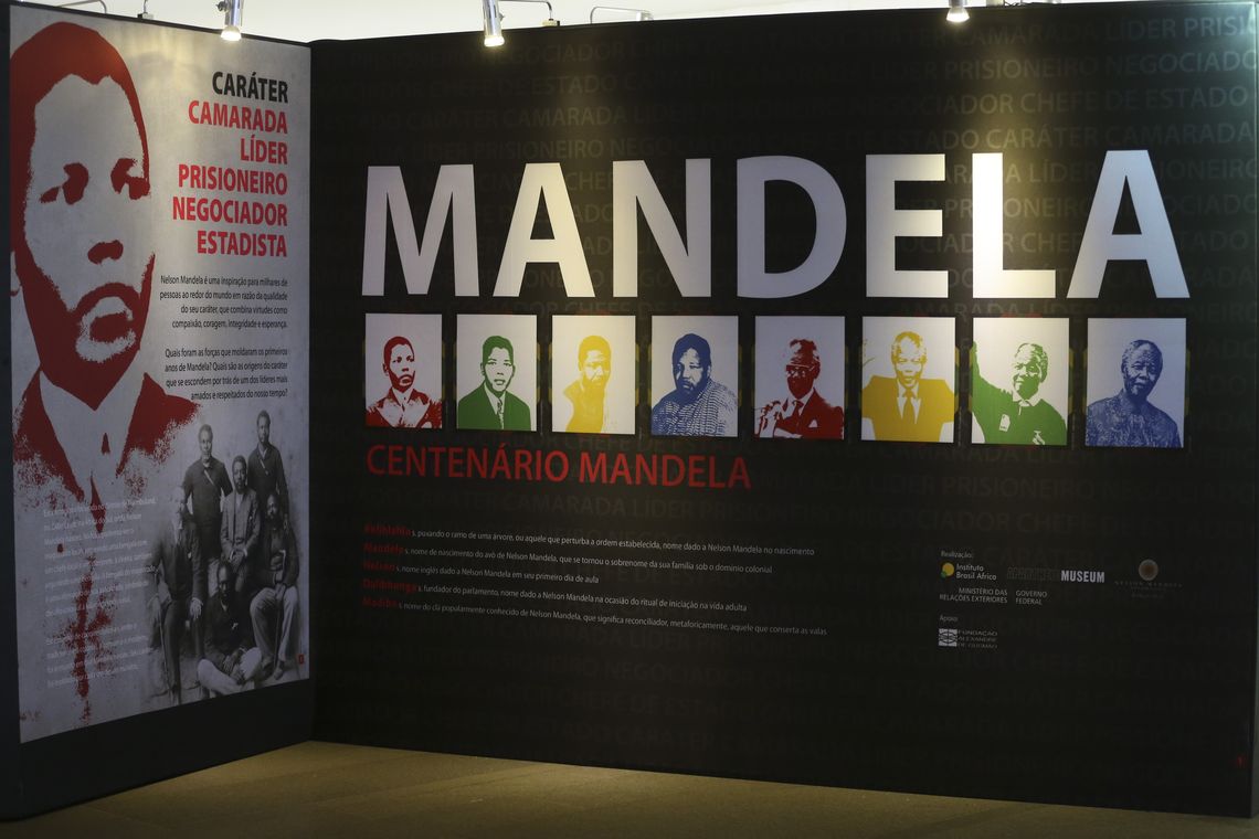 José Cruz/Agência Brasil Exposição Centenário Mandela, no Palácio Itamaraty. A mostra apresenta a trajetória do ativista (Nelson Mandela) que combateu o regime do apartheid e tornou-se o primeiro presidente negro da África do Sul.