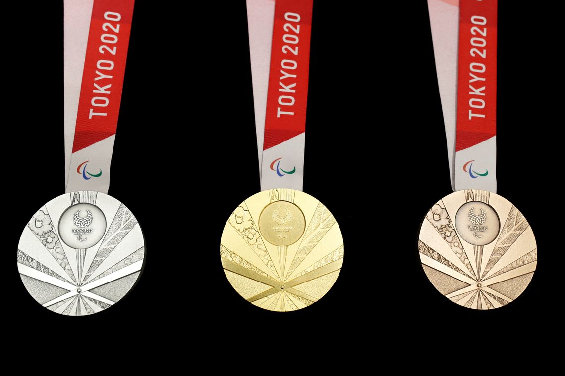 A parte traseira das medalhas do Paraolímpico de Tóquio 2020 são retratadas na cerimônia 'One Year to Go', que comemora um ano do início dos Jogos Paraolímpicos de Tóquio 2020 em Tóquio, Japão, 25 de agosto de 2019. REUTERS / Issei Kato