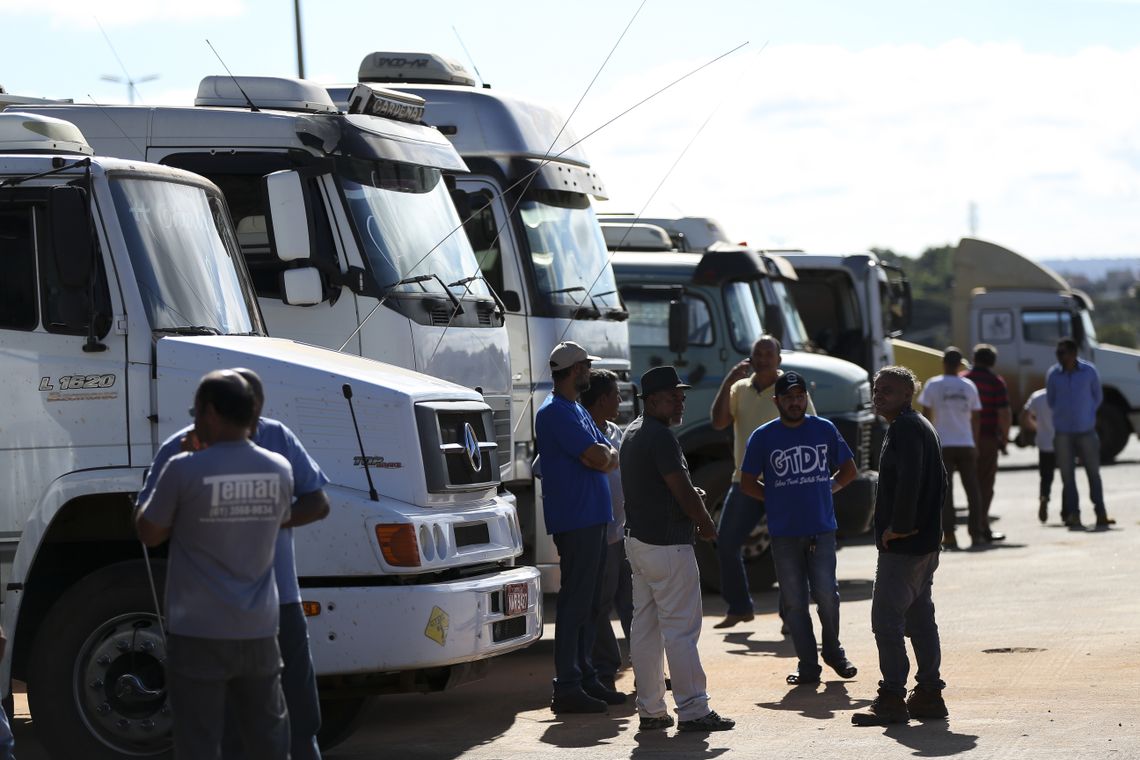 Marcelo Camargo/Agência Brasil Caminhoneiros realizam protesto contra a alta no preço do combustível e uma resolução do Contran que obriga a colocar dispositivos de segurança nas caçambas.