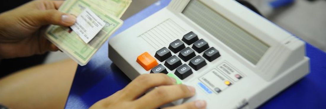 Eleições 2014: título de eleitor Eleitores comparecem ás seções eleitorais para votarem no segundo turno das Eleilções 2014 na cidade de Belém, no Pará