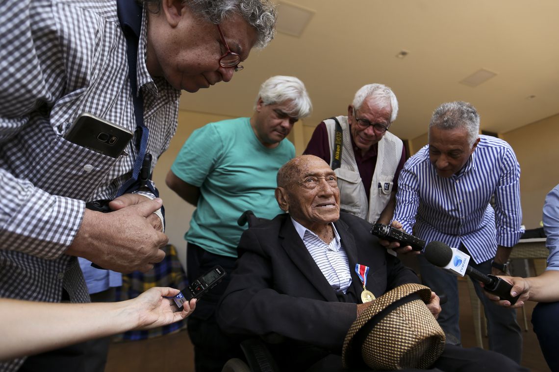 Marcelo Camargo/Agência Brasil O fotógrafo Gervásio Batista, de 95 anos, é homenageado pela Associação Baiana de Imprensa (ABI) com a Medalha do Mérito Jornalístico.