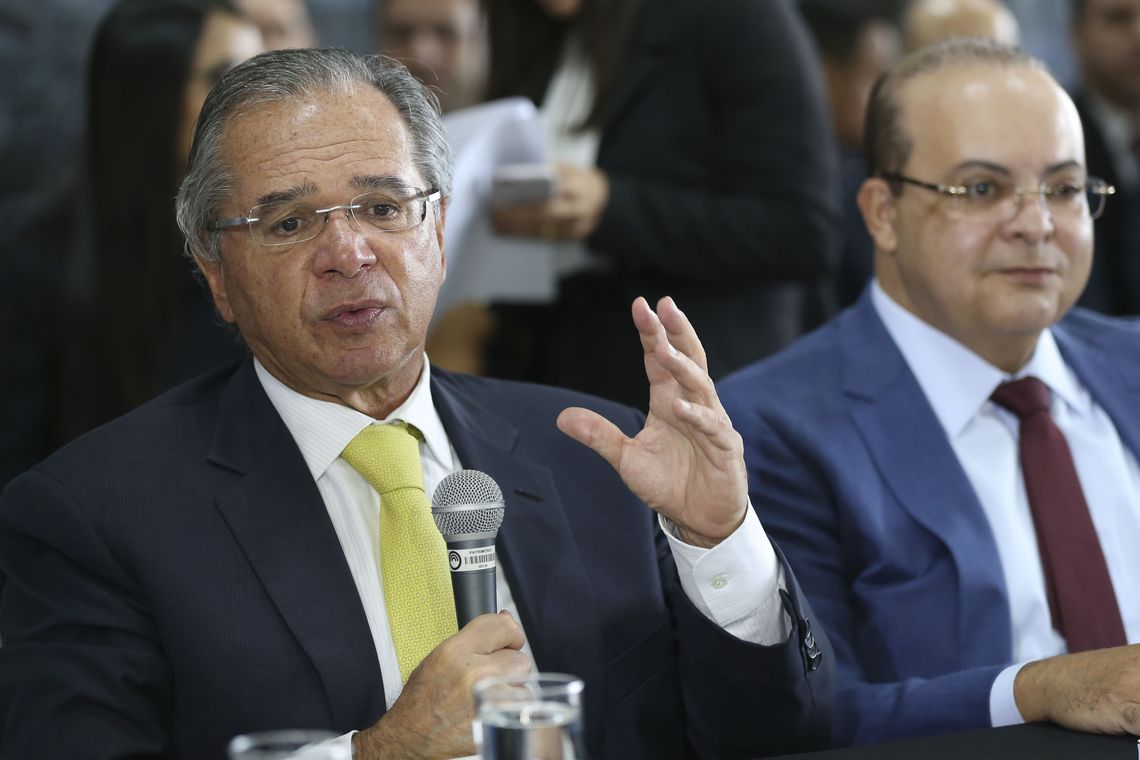 José Cruz/Agência Brasil O ministro da Economia, Paulo Guedes e o governador do DF, Ibaneis Rochal participam da reunião extraordinária no Fórum de Governadores.