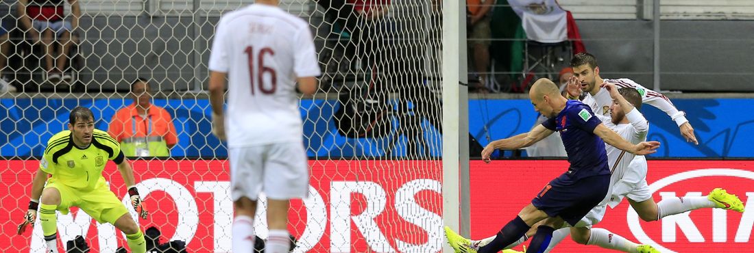 AP20140613-espanha-holanda 10 Holanda venceu a atual cameã mundial Espanha na estreia da Copa de 2014