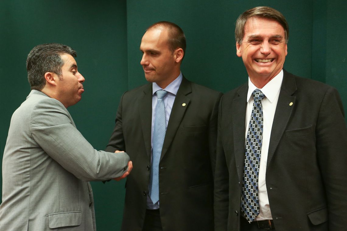 Fabio Rodrigues Pozzebom/ Agencia Brasil Brasília - O deputado Marcos Rogério cumprimenta Eduardo Bolsonaro ao lado de Jair Bolsonaro após o Conselho de Ética arquivar duas representações (12/17 e 13/17) contra Eduardo (Fabio Rodrigues Pozzebom/ Agencia Brasil)