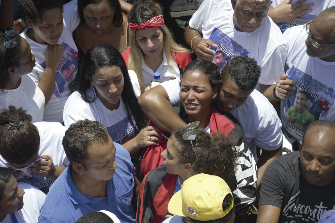 Tânia Rêgo/Agência Brasil Sepultamento do corpo do goleiro do Flamengo, Christian Esmério, de 15 anos, no Cemitério de Irajá. O atleta foi um dos 10 mortos no incêndio de sexta-feira (8) em um dos alojamentos do Ninho do Urubu.