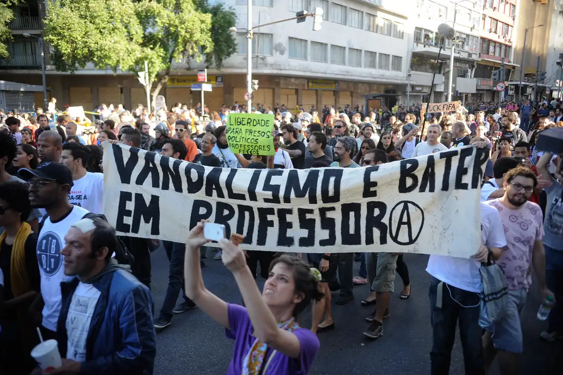 Tomaz Silva/Agência Brasil Protesto contra a Copa do Mundo na Praça Saens Peña. Os manifestantes pretendiam seguir em direção ao Estádio Maracanã, mas foram impedidos por um forte esquema de segurança (Tomaz Silva/Agência Brasil)