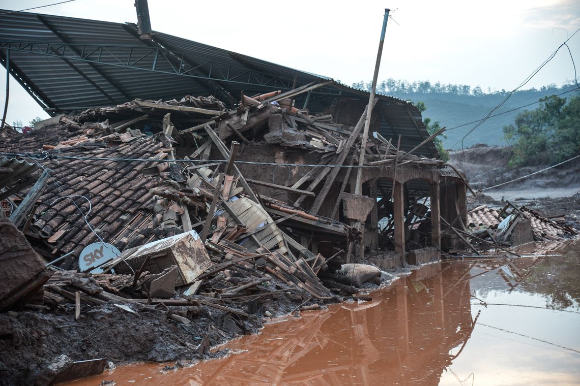 Antonio Cruz/ Agência Brasil Mariana (MG) - Rompimento de duas barragens da mineradora Samarco na última quinta-feira (5). Em meio ao cenário de muita lama, barro e destruição, o que restou lembra uma cidade fantasma (Antonio Cruz/Agência Brasil)