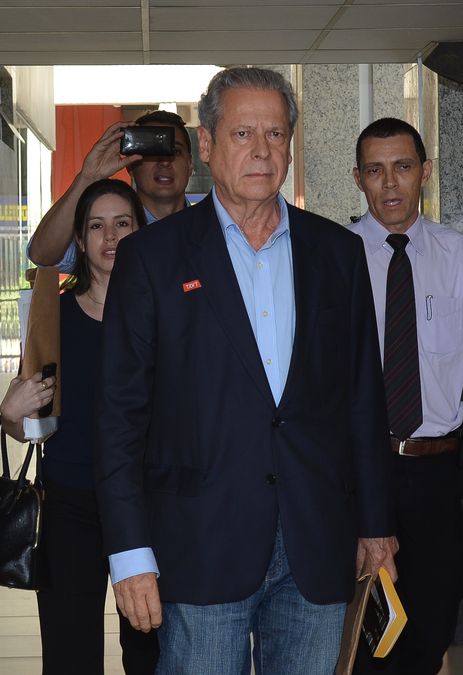 O ex-ministro da Casa Civil José Dirceu após assinar na Vara de Execuções Penais do Distrito Federal o termo que autoriza a cumprir prisão no regime aberto (Fabio Rodrigues Pozzebom/Agência Brasil)