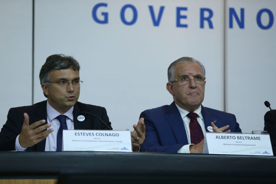 Valter Campanato/Agência Brasil Brasília - Os ministros Esteves Colnago (Planejamento) e Alberto Beltrame (MDS) durante divulgação dos resultados preliminares das políticas públicas sociais (Valter Campanato/Agência Brasil)