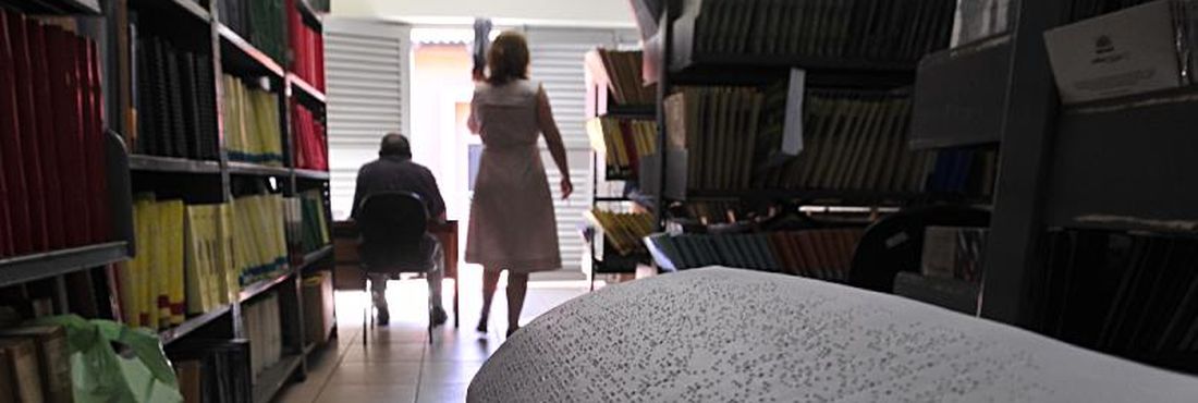 Livro em braille para pessoas com deficiência visual Livro em braille para pessoas com deficiência visual