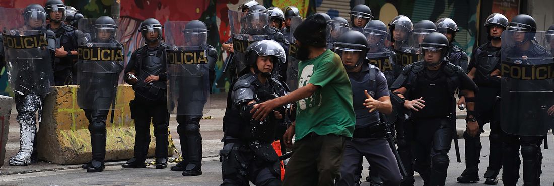 Confronto em reintegração de posse em São Paulo Cerca de 200 famílias que ocupavam hotel na Avenida São João no centro de São Paulo entraram em confronto com a Polícia Militar após reintegração de posse