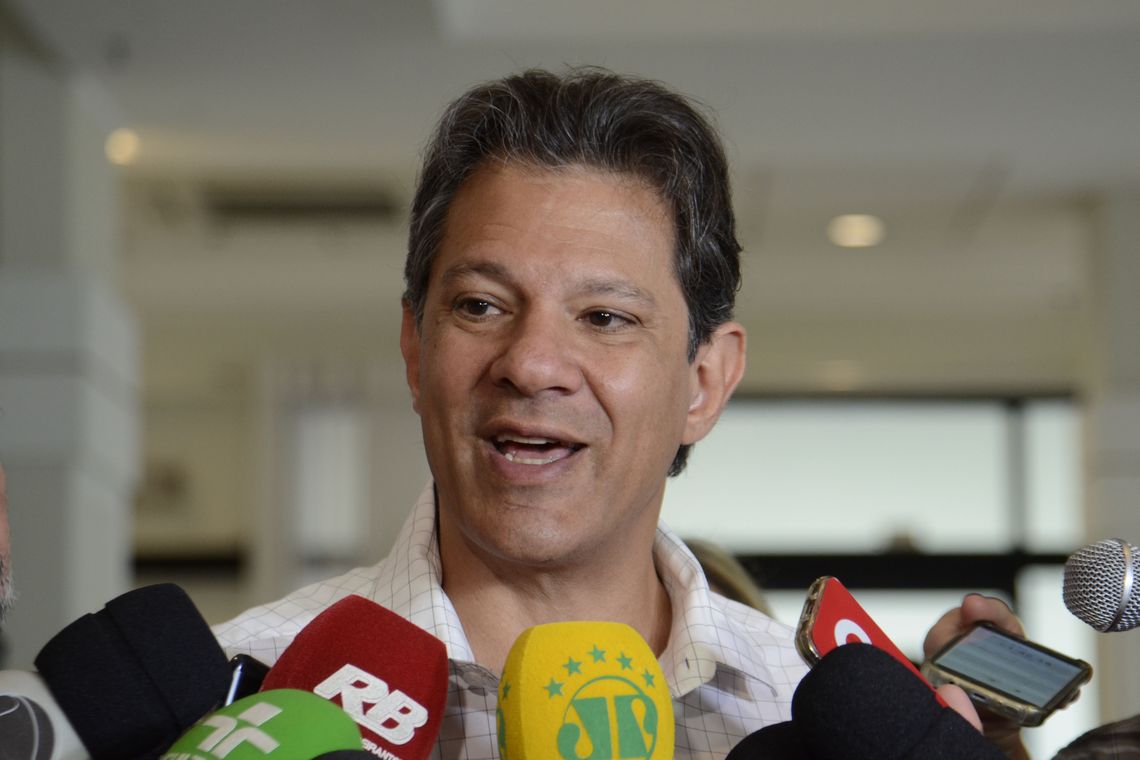 O candidato à presidência da República, Fernando Haddad, fala com a imprensa antes da reunião com a Executiva Nacional do PT, no Hotel Nobile SuÃtes Congonhas.