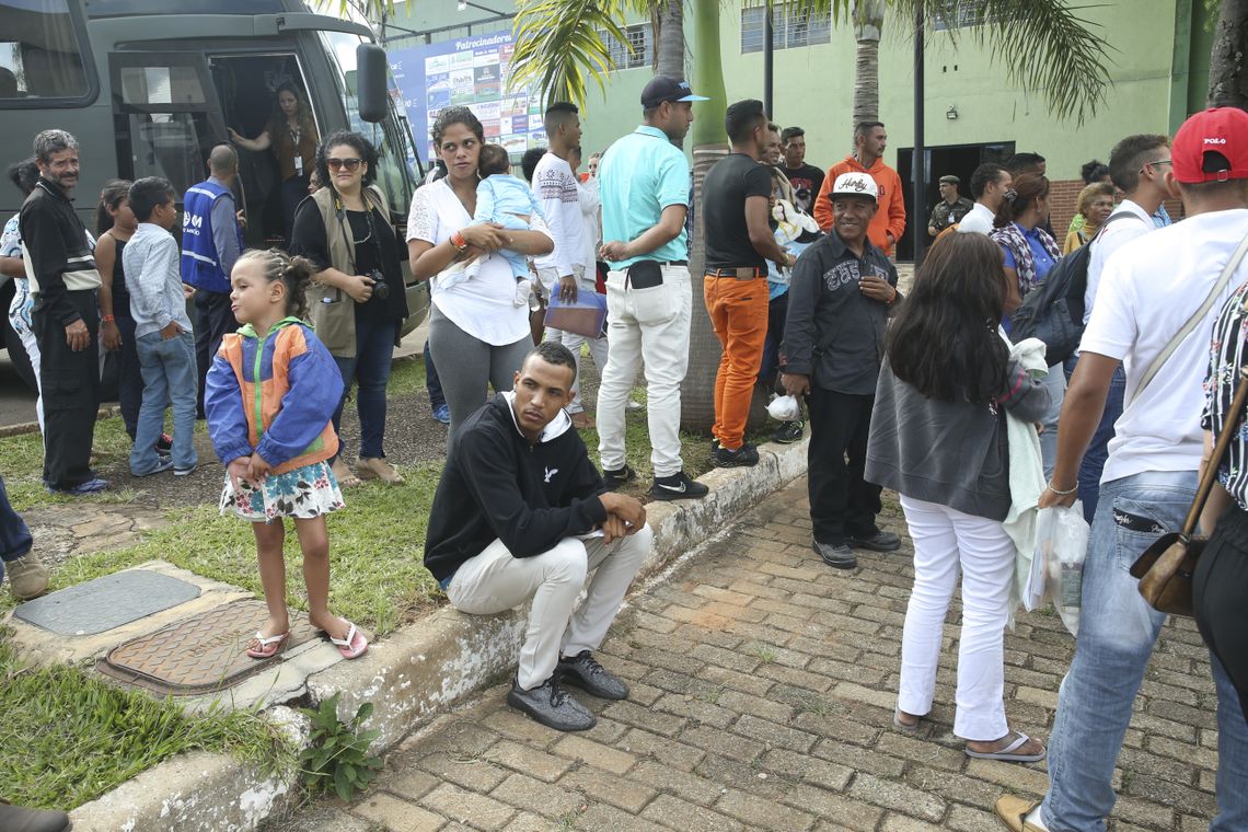 Valter Campanato/Agência Brasil Migrantes venezuelanos vindos da cidade de Boa Vista, em Roraima, são acolhidos em uma paróquia para orientações e encaminhados para casas alugadas pelo programa de integração da Cáritas Brasileira, em São Sebastião, no Distrito Federal.