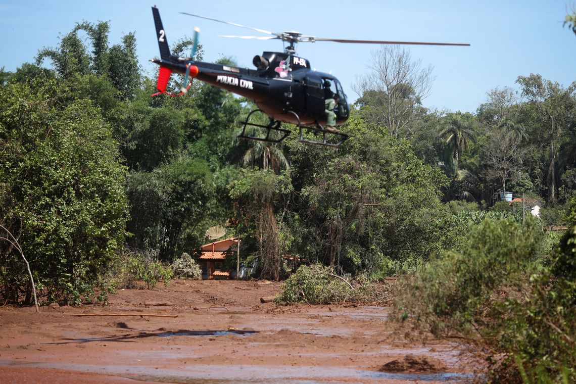 Adriano Machado/Reuters/Direitos reservados Helicóptero de resgate sobrevoa Rio Paraopeba atingido pelo rompimento de barragem da Vale, em Brumadinho.