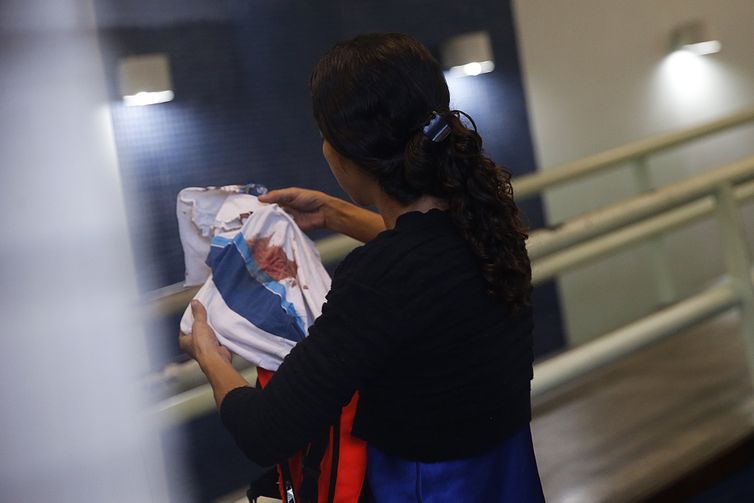 Bruna, mÃ£e do adolescente Marcos Vinicius da Silva, de 14 anos,  atingido por uma bala perdida durante operaÃ§Ã£o na favela da MarÃ©, segura camisa da escola que o estudante usava. 