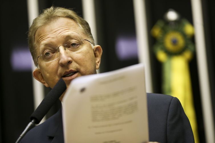 O deputado João Campos, relator do projeto de Lei 6433/13, que permite ao delegado de polÃcia adotar medidas de urgência para proteger mulheres vÃtimas de agressão.