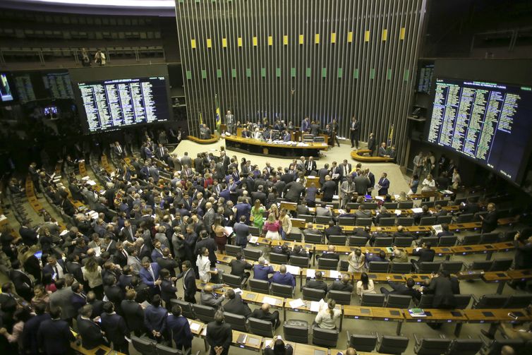 O presidente da Câmara dos Deputados, Rodrigo Maia, preside a primeira sessão de votações da nova legislatura