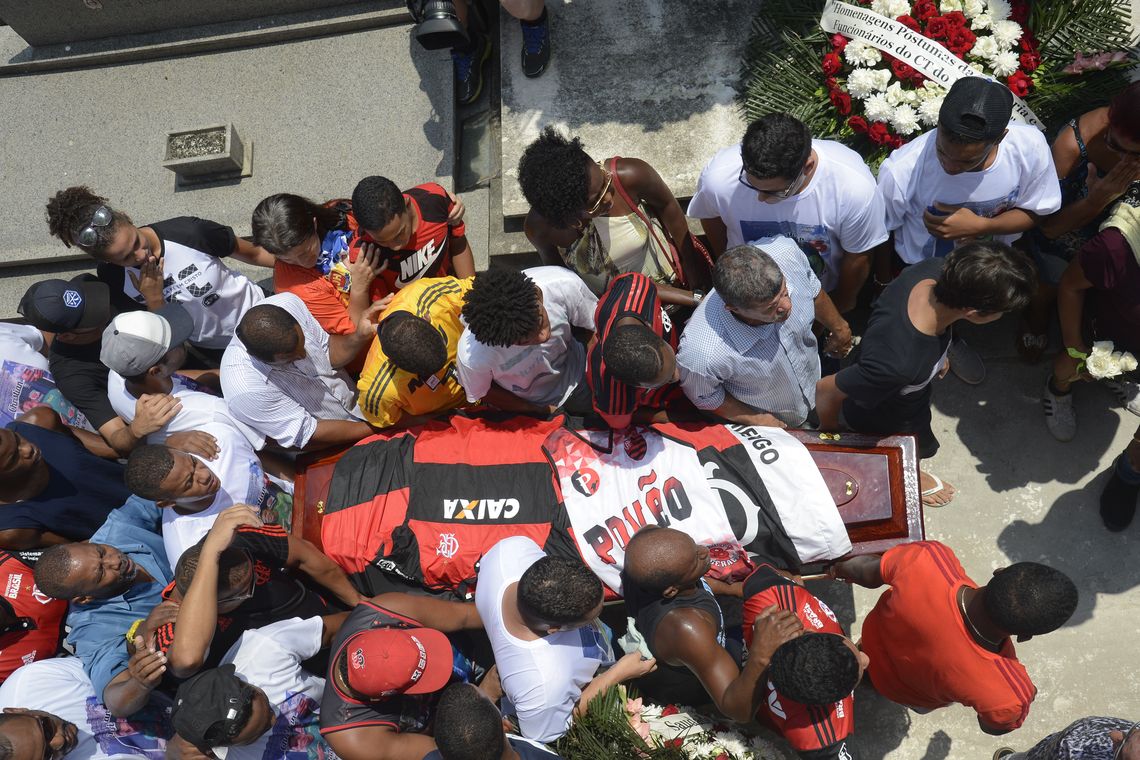 Tânia Rêgo/Agência Brasil Sepultamento do corpo do goleiro do Flamengo, Christian Esmério, de 15 anos, no Cemitério de Irajá. O atleta foi um dos 10 mortos no incêndio de sexta-feira (8) em um dos alojamentos do Ninho do Urubu.