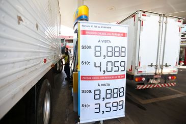 Postos do DF começam a ajustar os preços do diesel com a redução de R$ 0,46.
