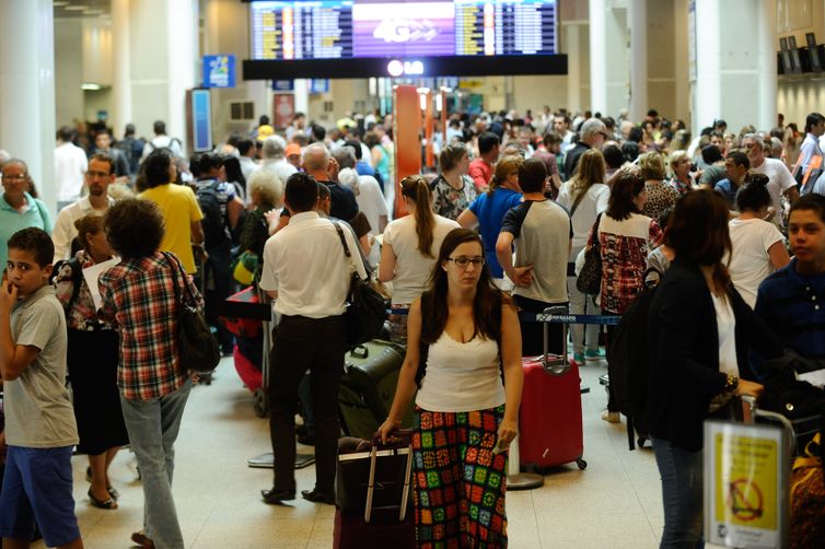 Movimentação no Aeroporto Santos Dumont na antevéspera de Natal.(Tânia Regô/Agência Brasil)