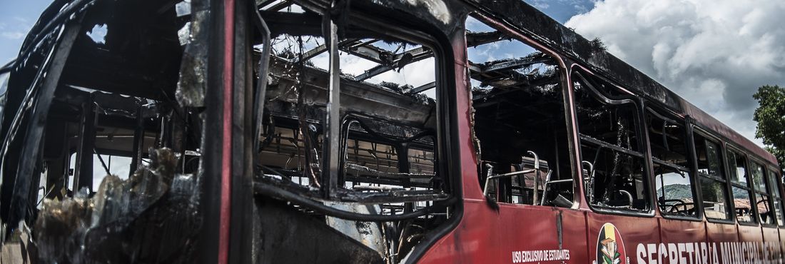 Ônibus incendiado Três ônibus utilizados para transporte de estudantes foram incendiados na madrugada desta terça-feira (5) no pátio da Prefeitura de Ilhota, em Santa Catarina