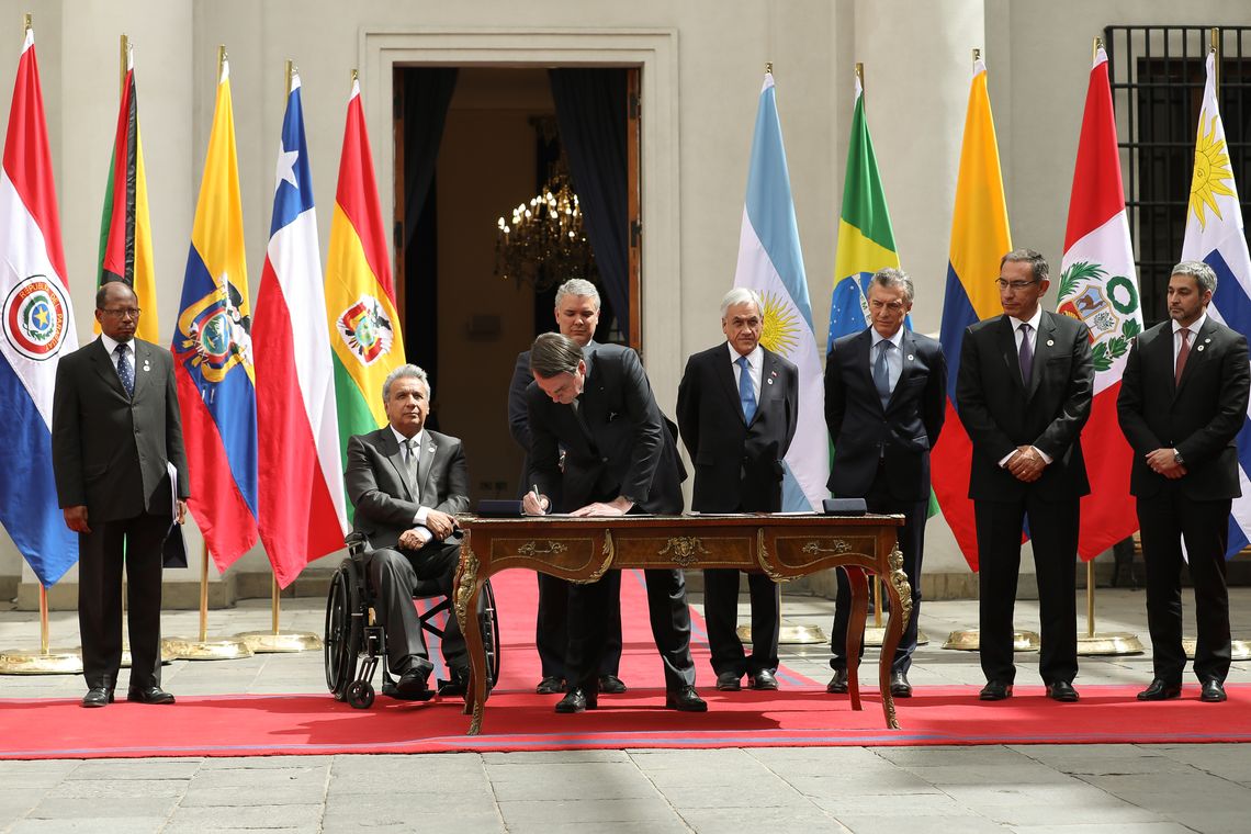 Marcos Corrêa/PR O presidente do Brasil, Jair Bolsonaro, e mais 6 presidentes sul-americanos assinam a Declaração de Santiago, que marca o início do processo de criação do Fórum para o Progresso da América do Sul (Prosul).