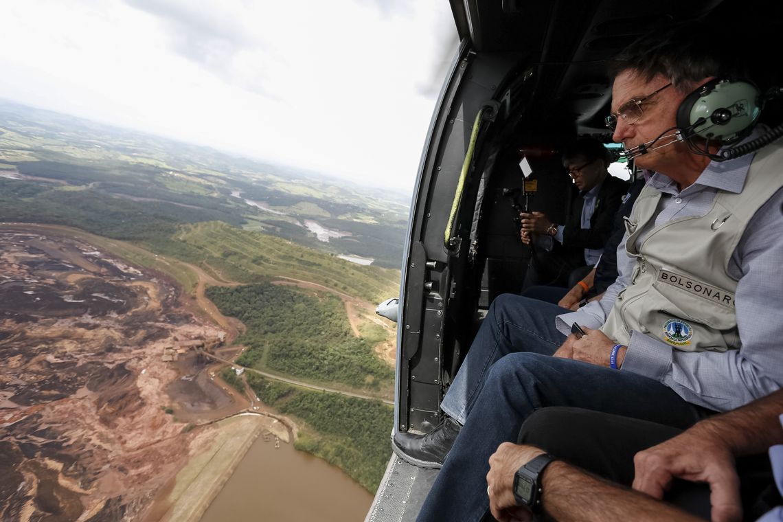 Isac Nóbrega/PR O Presidente da República, Jair Bolsonaro, durante sobrevoo da região atingida pelo rompimento da barragem Mina Córrego do Feijão, em Brumadinho/MG.