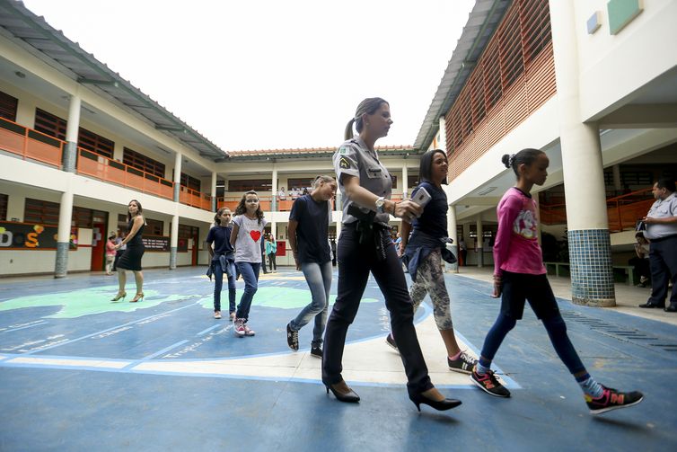 Primeiro dia de aulas no CED 01 da Estrutural, uma das escolas pÃºblicas do DF onde foi implementado o modelo cÃ­vico-militar. 