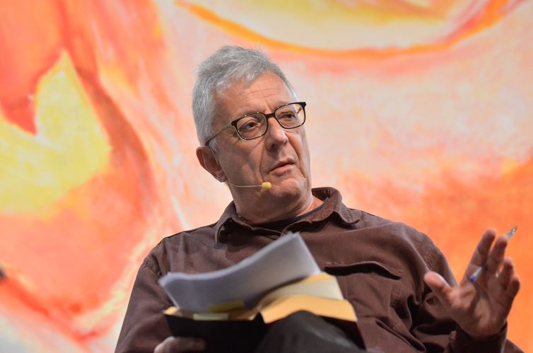 O professor Eduardo Jardim participa da sessão de abertura da Flip 2015 - Festa Literária Internacional de Paraty, com a mesa literária: As Margens de Mário (Tânia Rêgo/Agência Brasil)