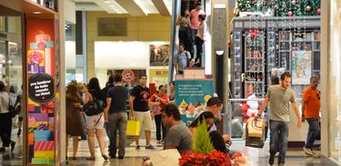 Shopping no centro de BrasÃlia tem movimento intenso no último fim de semana antes do Natal