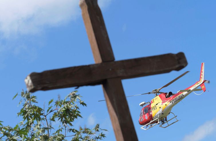 Washington Alves/Reuters/Direitos reservados A rescue helicopter is seen after a tailings dam owned by Brazilian mining company Vale SA collapsed, in Brumadinho, Brazil January 28, 2019. Reuters/Washington Alves